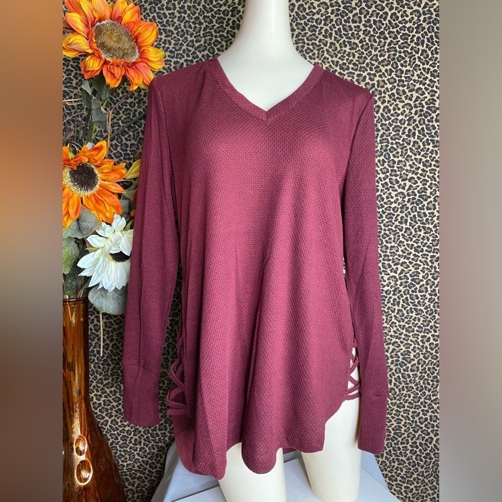🌴3/$30🌴DOE & RAE Burgundy Hi-Low Side Lattice Slits Long Sleeve Top NWT